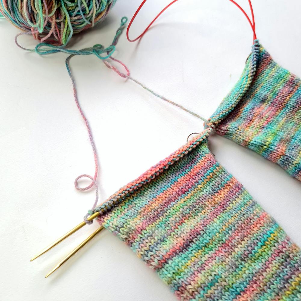 Zwei Socken gleichzeitig stricken