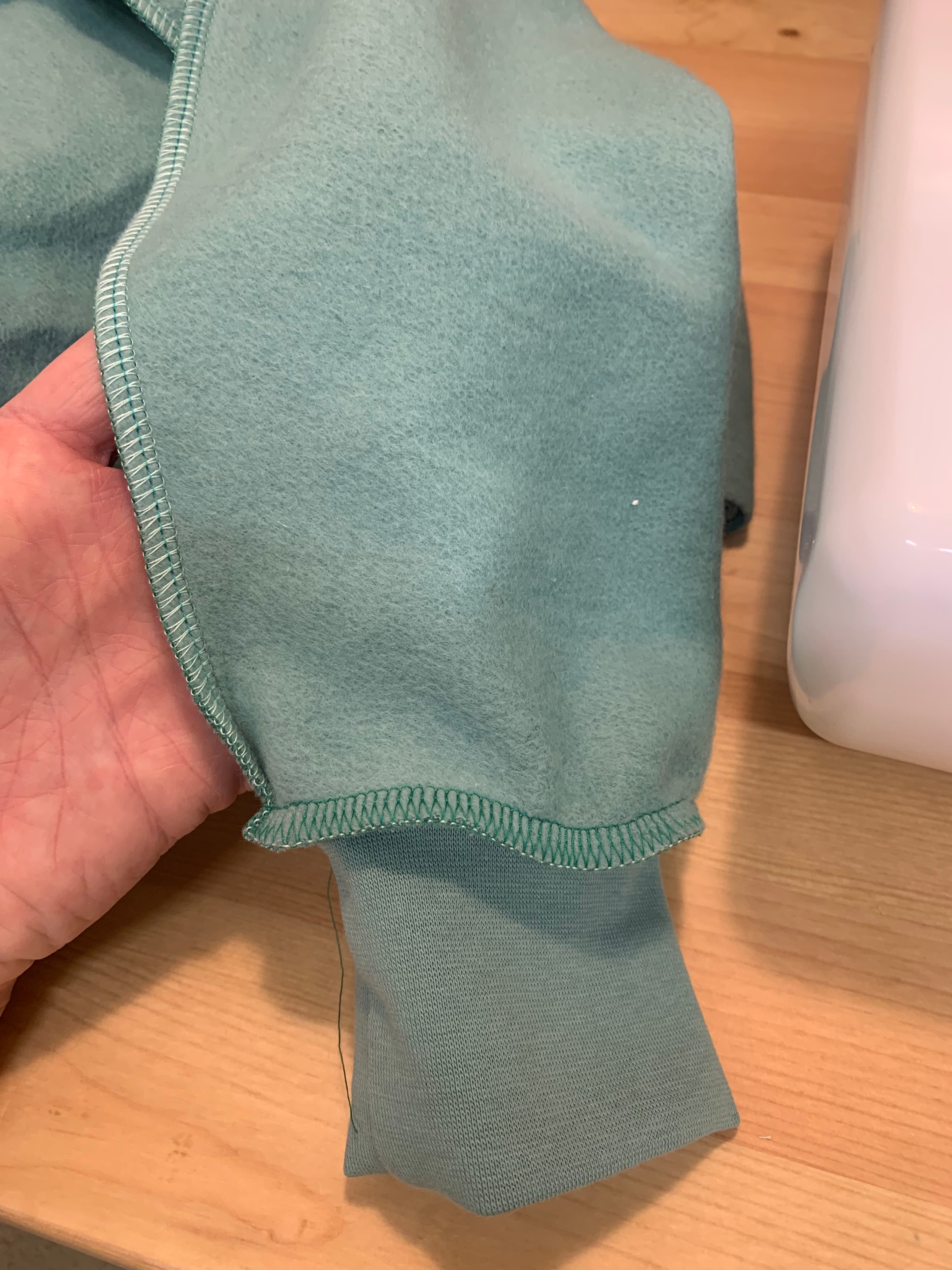 Mit Overlock oder Nähmaschine nähen