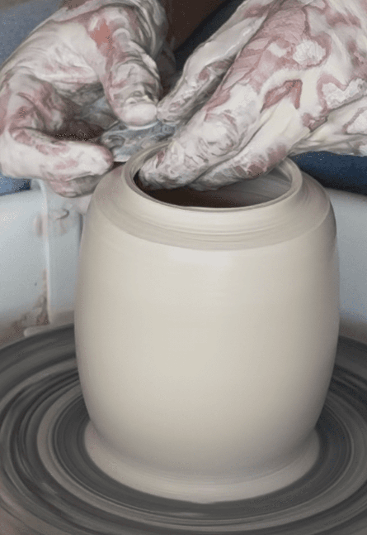 Eine getöpferte Vase auf der Töpferscheibe.