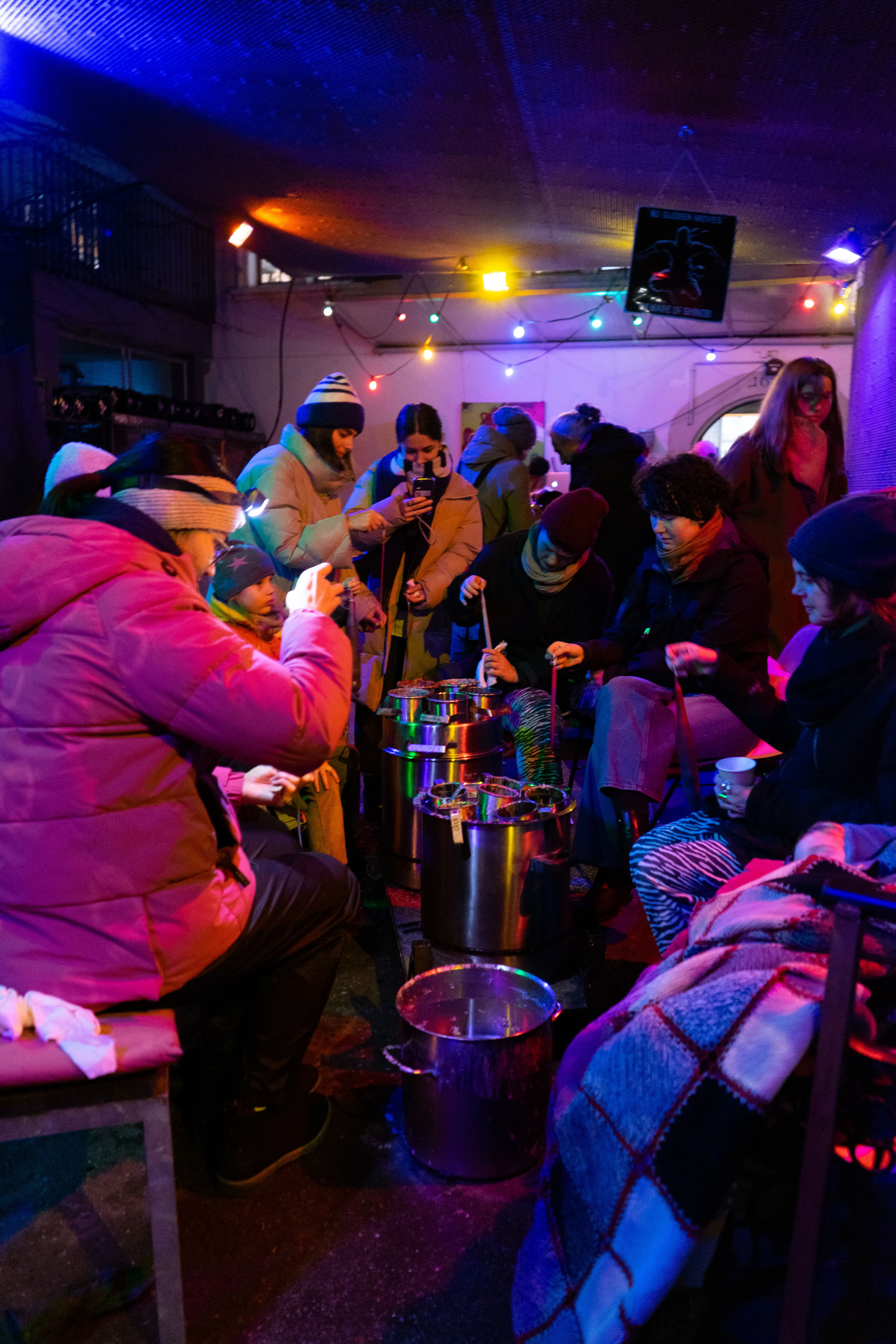 Personen am Kerzenziehen 