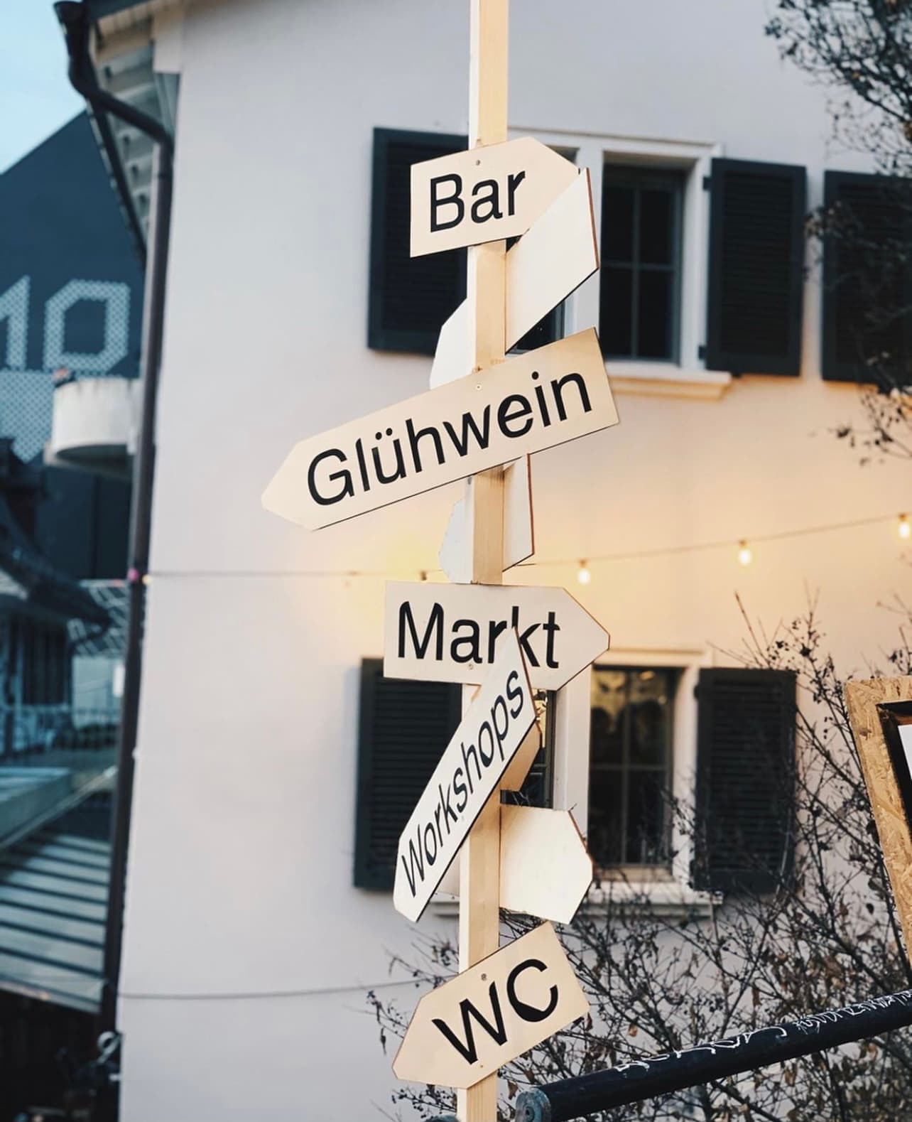 Wegweiser an der Schaustelle mit Glühwein, Markt und WC
