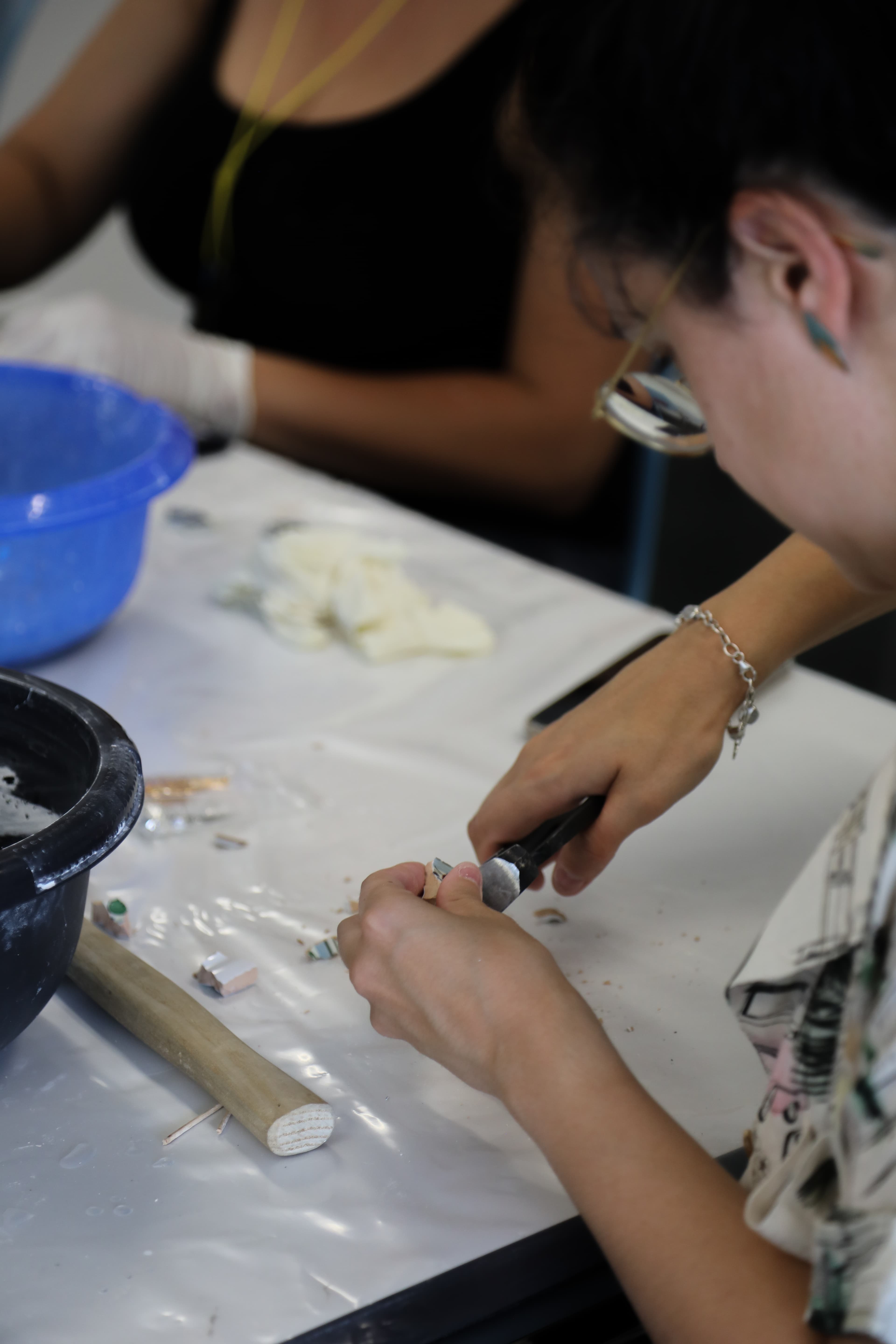 Person arbeitet mit Keramik 