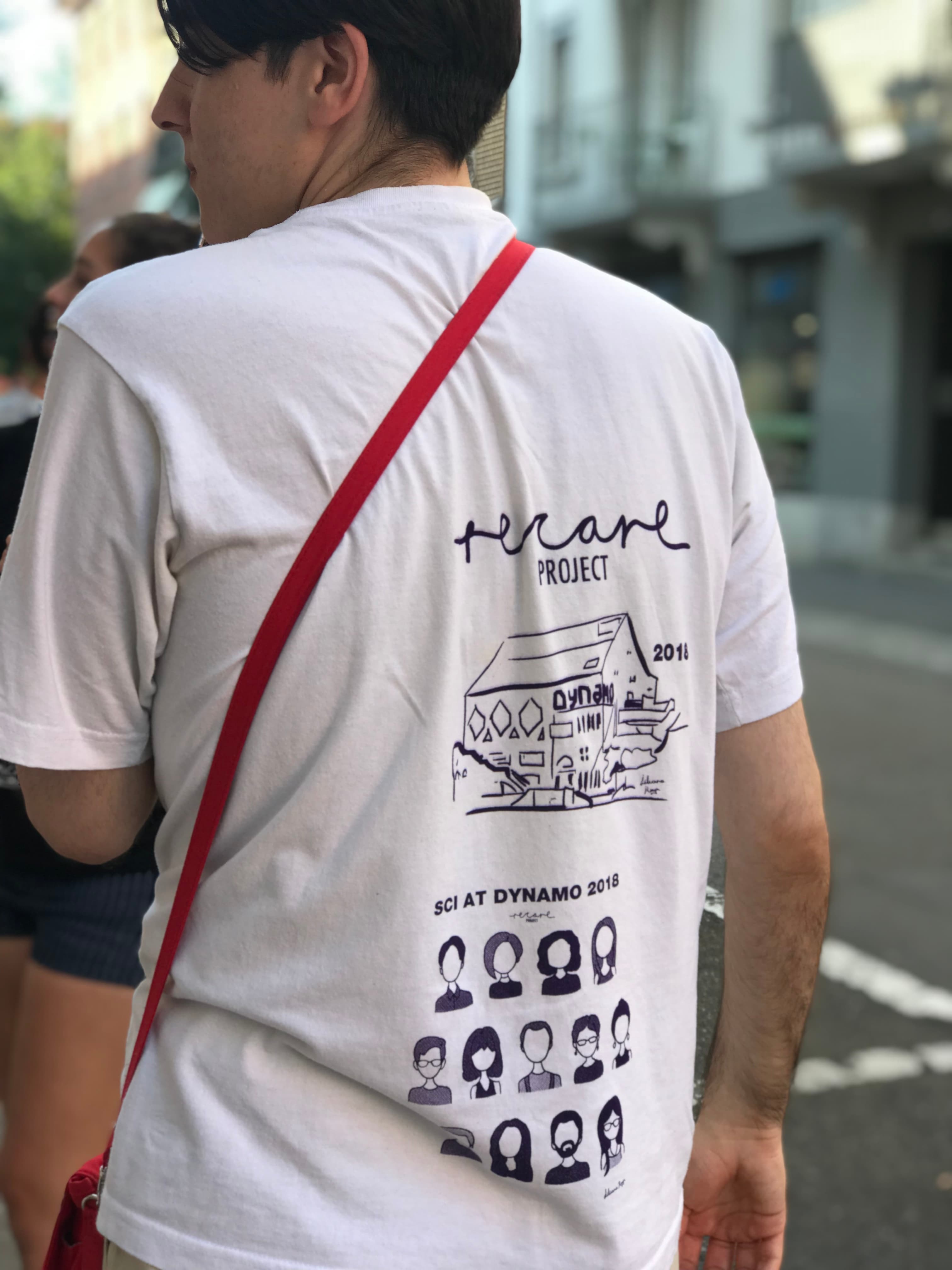 Person trägt selbstgedrucktes T-Shirt aus dem Dynamo