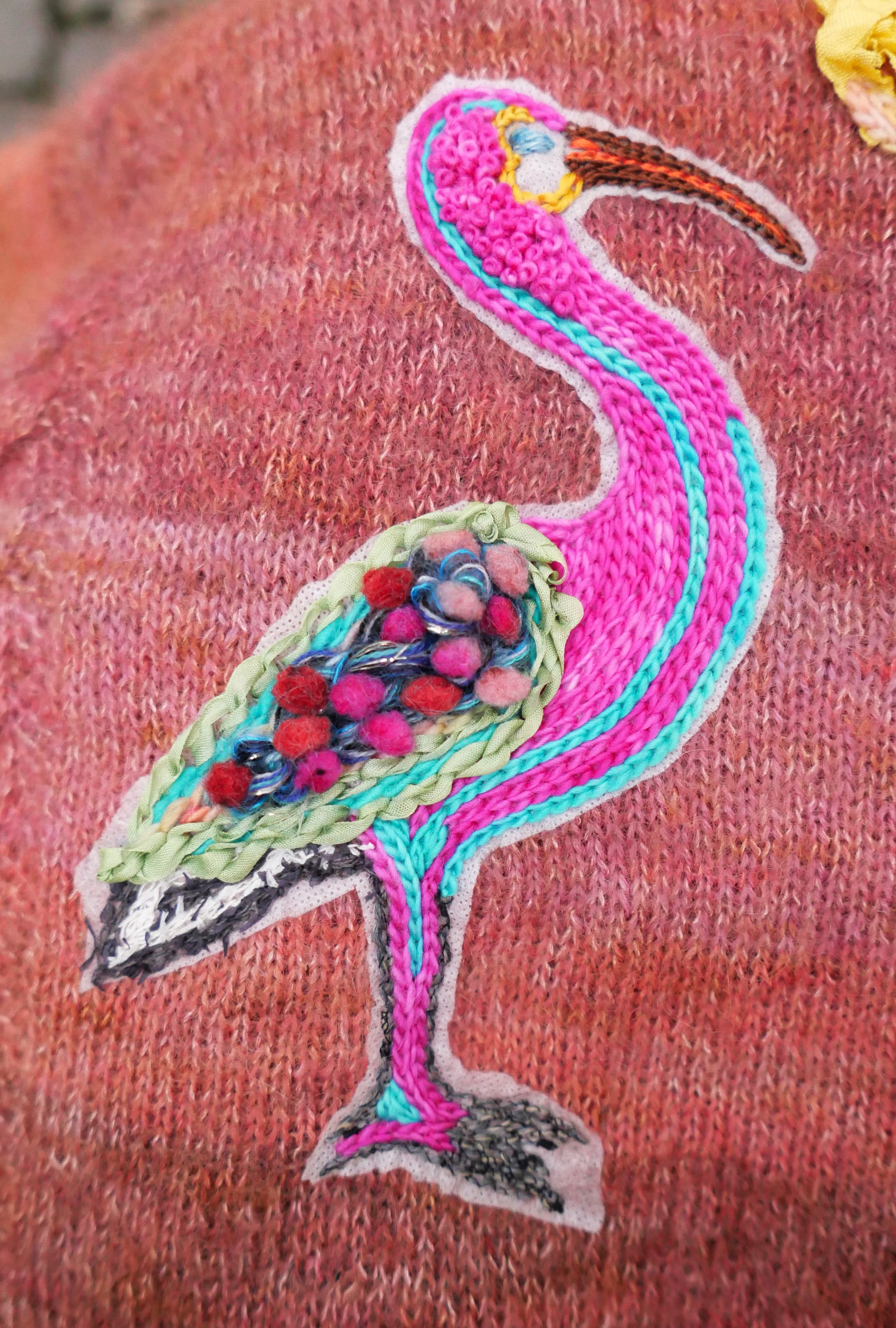 Flamingo in Wolle gestickt